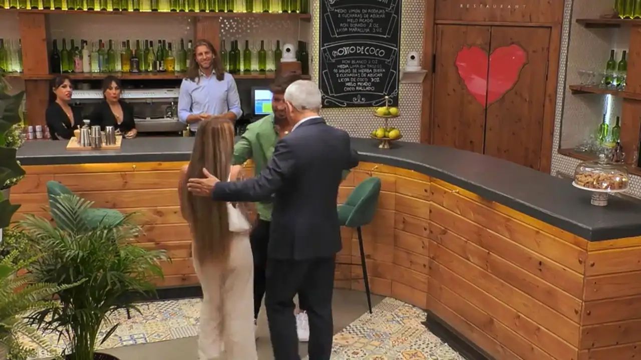 Carlos Sobera, obligado a mediar en una cita de 'First Dates': "Como te he  dejado de hablar, vienes aquí"