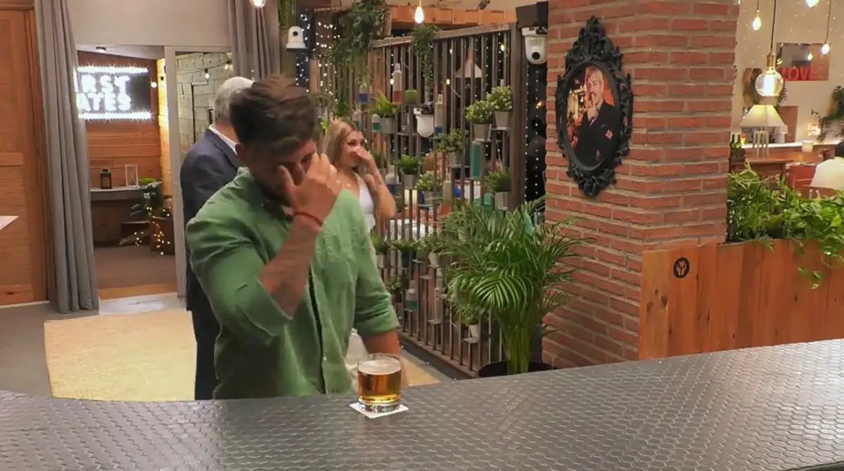 Carlos Sobera, obligado a mediar en una cita de 'First Dates': "Como te he  dejado de hablar, vienes aquí"