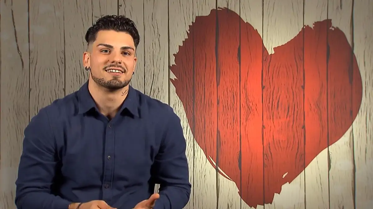 Una comensal de 'First Dates' lo enseña todo tras un descuido durante su cita
