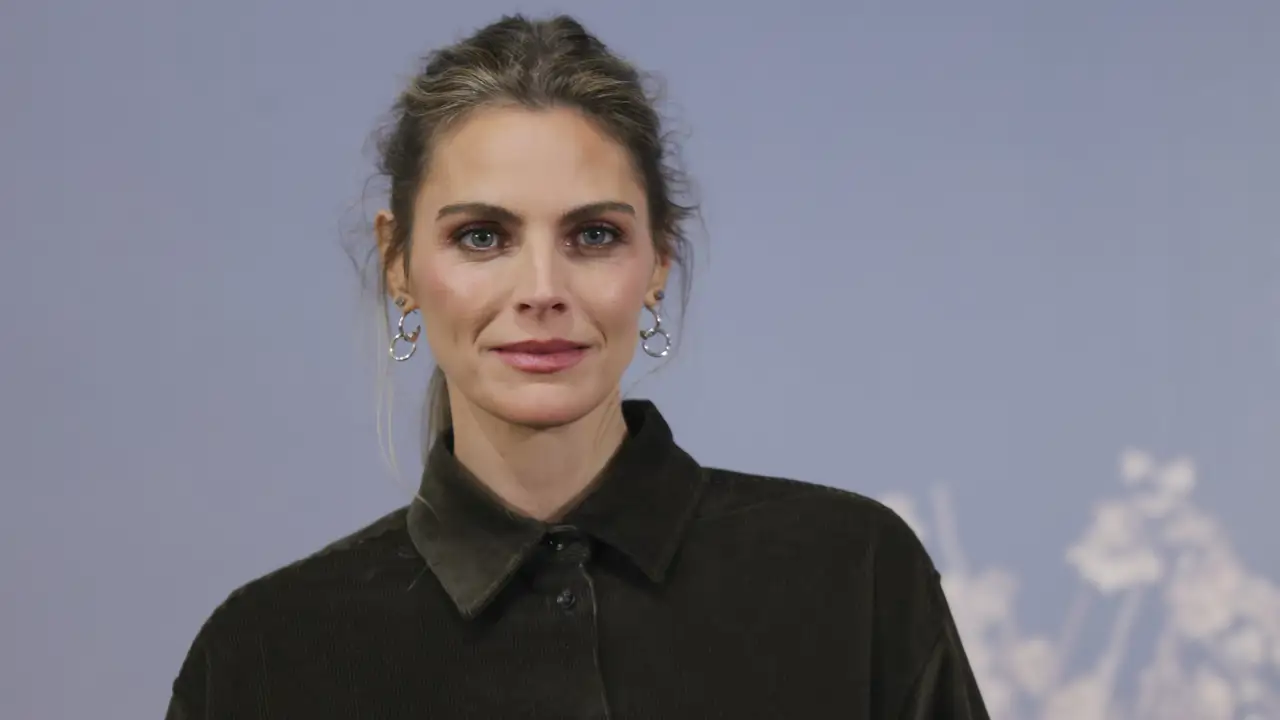 La maquilladora Ana Martín revela el truco más rápido para parecer descansada: “Neutraliza el azul antes de poner corrector” 