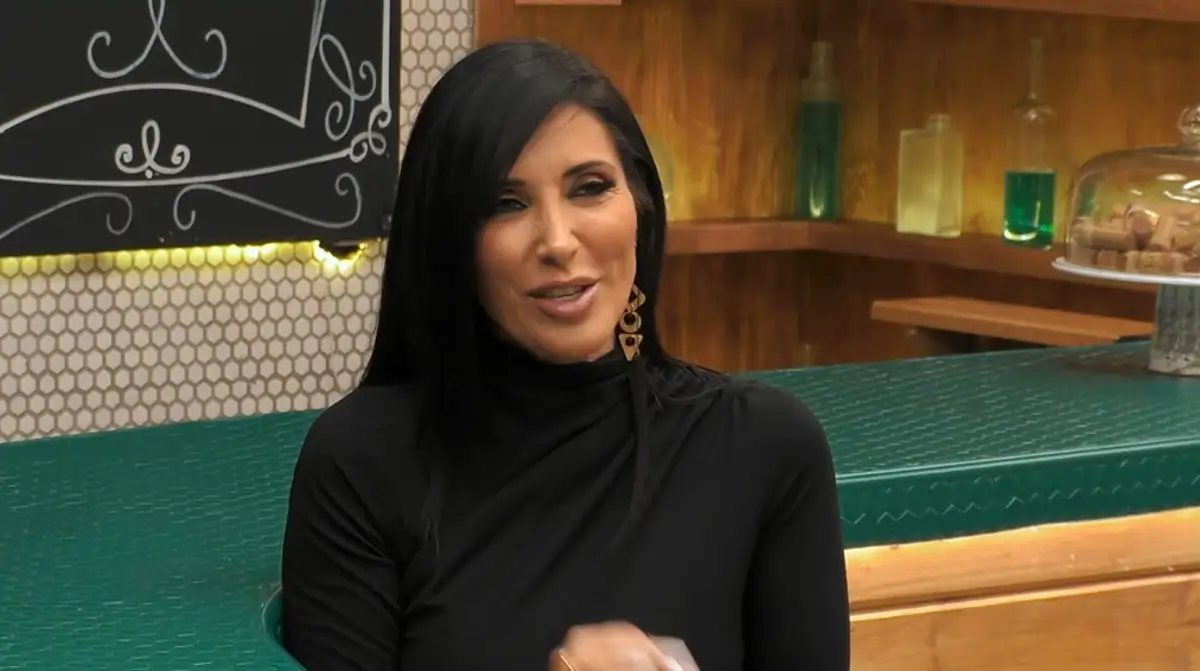 Una psicóloga libanesa regresa a 'First Dates' y confiesa el tatuaje que se  hizo después de su primera visita