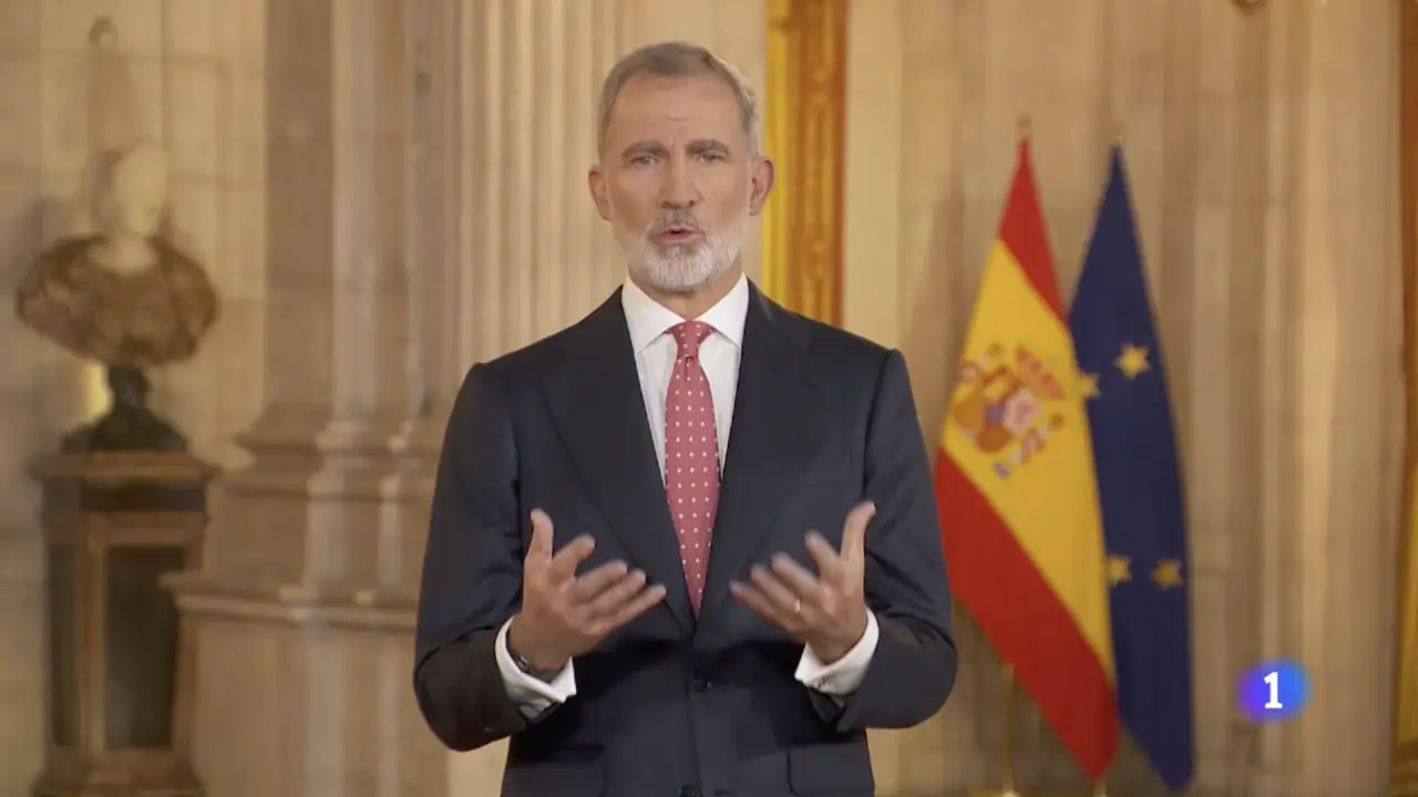 Vivimos tiempos exigentes": el rey Felipe VI cambia de escenario en un  discurso de Navidad que apela al diálogo