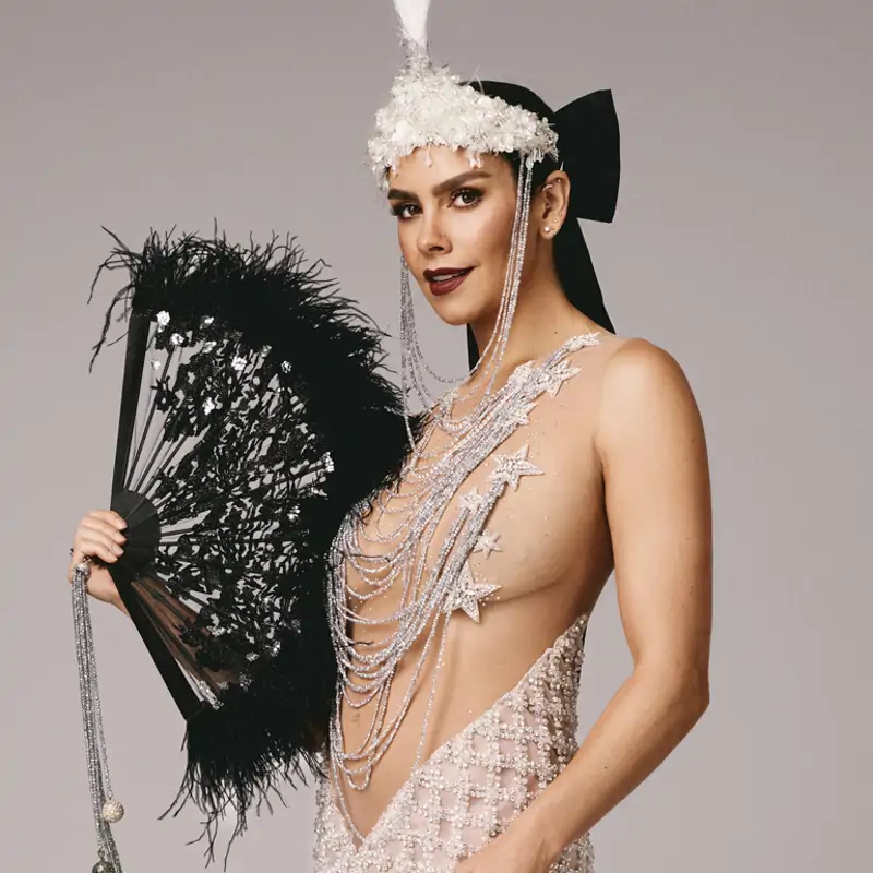 Cristina Pedroche hace historia en las Campanadas 2025 con un vestido más transparente y una capa homenaje a todos sus looks desde 2014