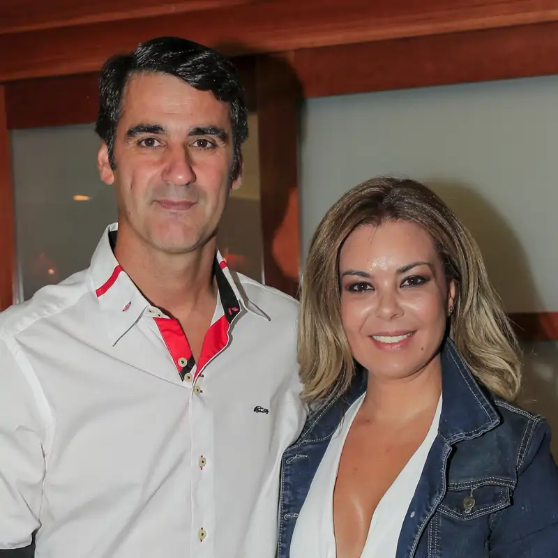 La impresionante casa de Jesul&iacute;n de Ubrique y Mar&iacute;a Jos&eacute; Campanario en Arcos de la Frontera: cocina con barra americana y una gran terraza con mucho verde