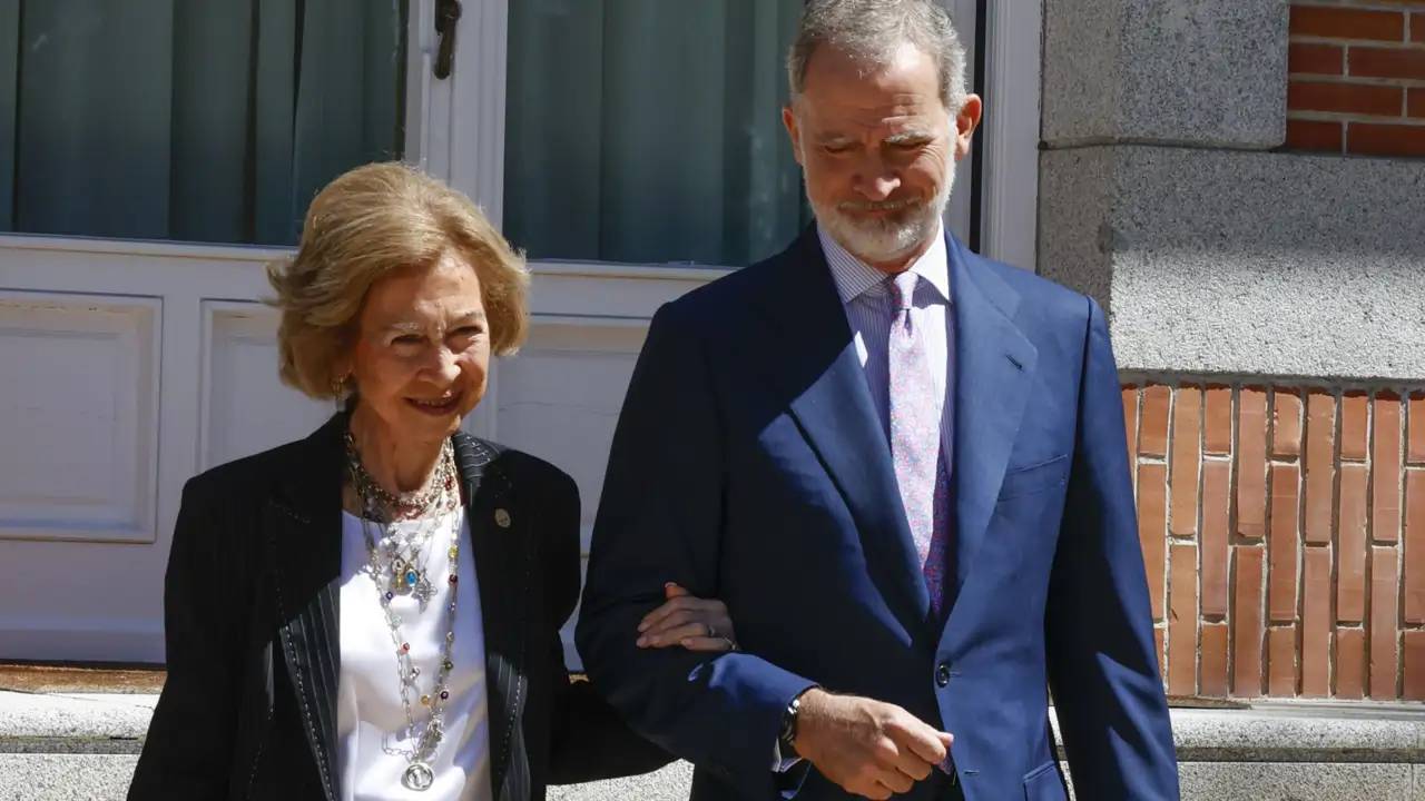 El rey Felipe y las infantas Elena y Cristina viajan a Par&iacute;s con la reina Sof&iacute;a para asistir a la misa por Tatiana Radziwill