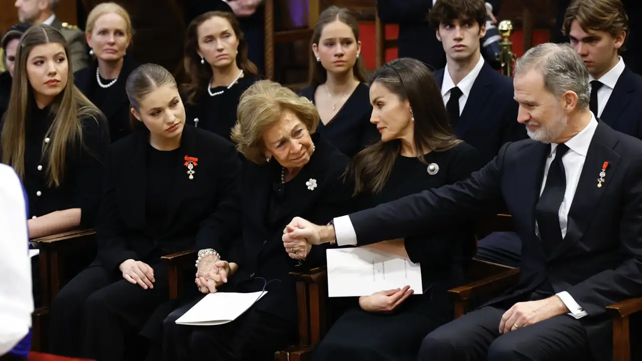 Del consuelo de Letizia y Leonor a la reina Sofía a su cercanía con la infanta  Elena: la cara B del entierro de Irene de Grecia en Tatoi