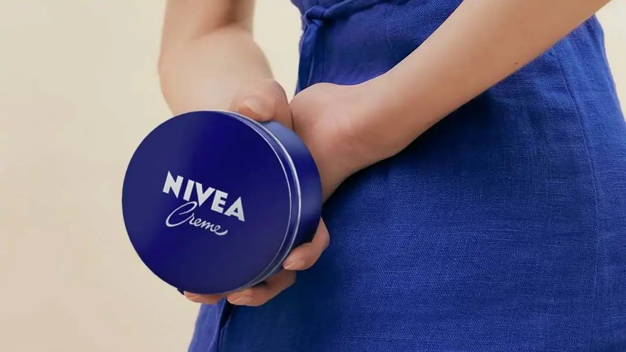Gabriel Aedo, dermatólogo, sobre la lata azul clásica de Nivea: “Es una