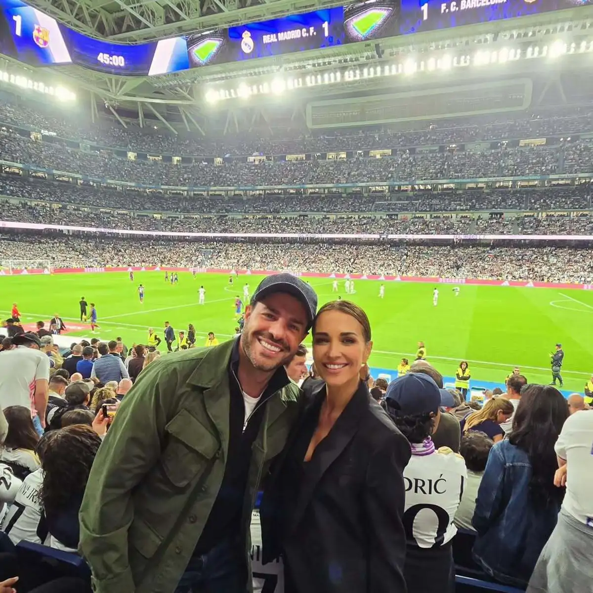 Paula Echevarría y Miguel Torres en un estadio de fútbol