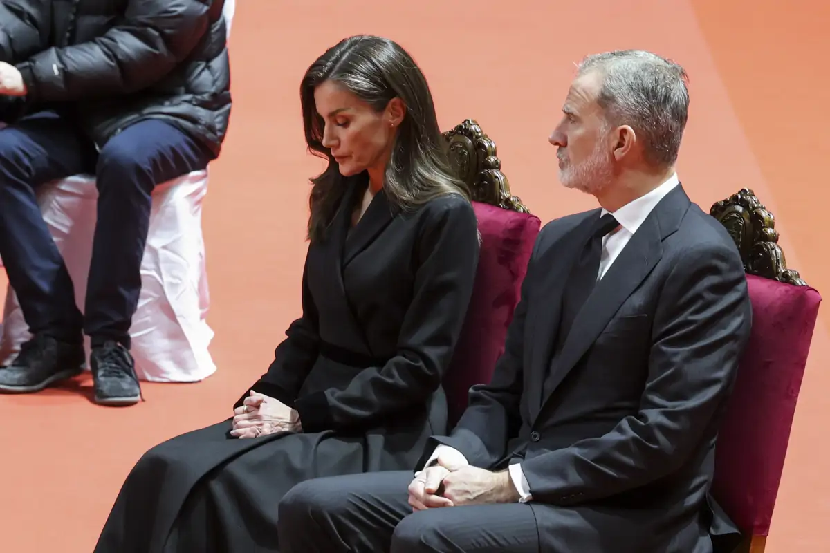 Los reyes Felipe VI y Letizia, conmovidos y de riguroso luto, presiden el funeral por las víctimas de Adamuz: entrada tardía y entre aplausos