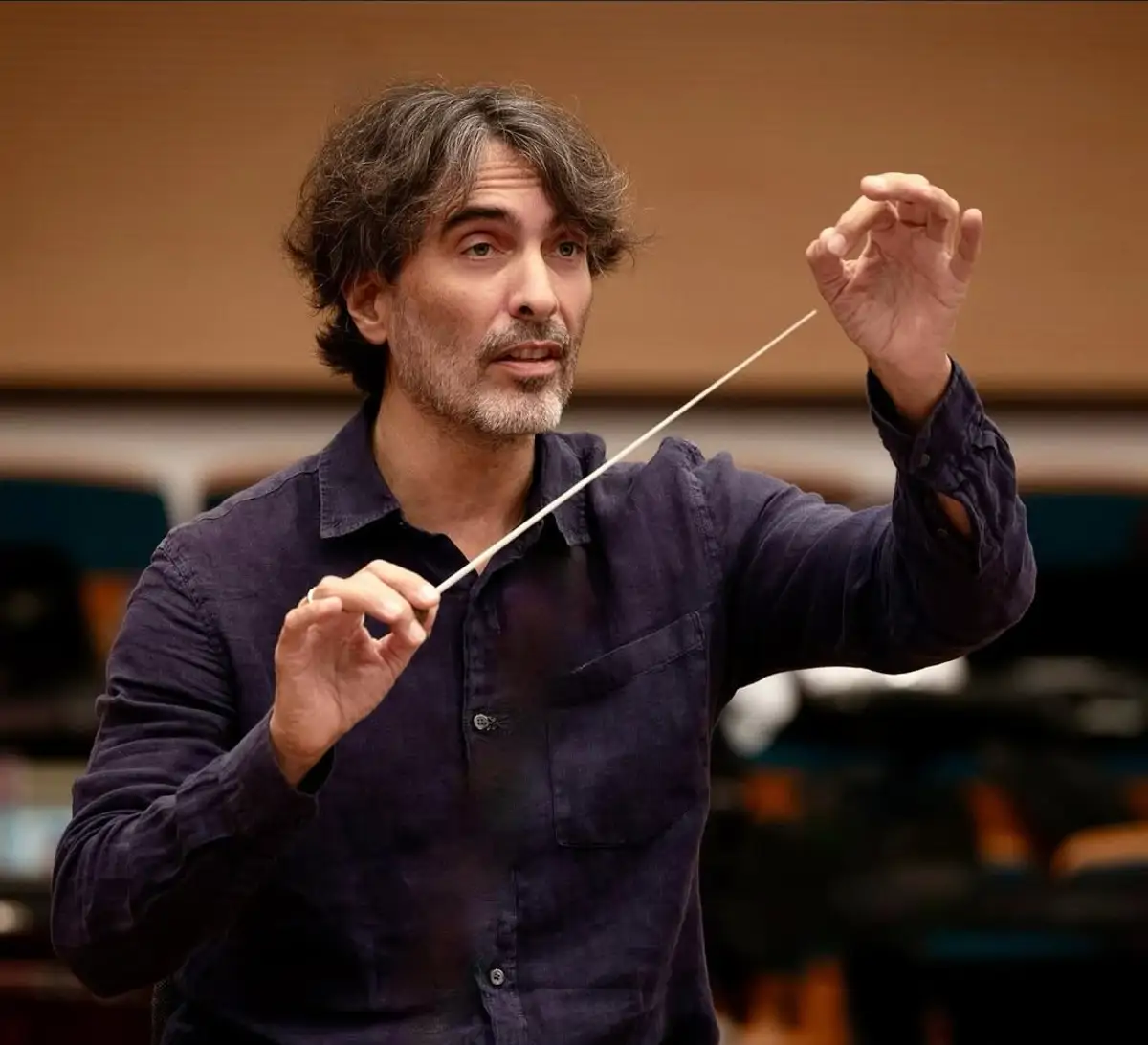 Carlo Ponti Jr. durante un ensayo como director de orquesta