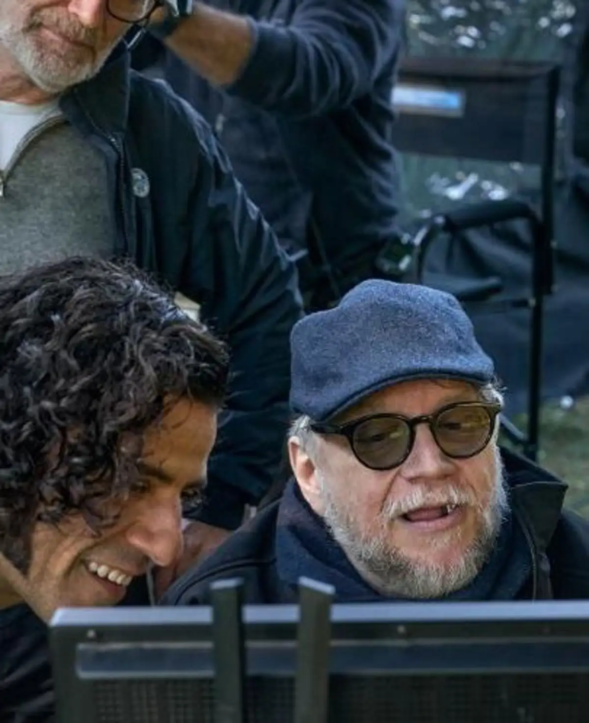 Guillermo del Toro revisa una escena junto a uno de los actores durante el rodaje de Frankenstein