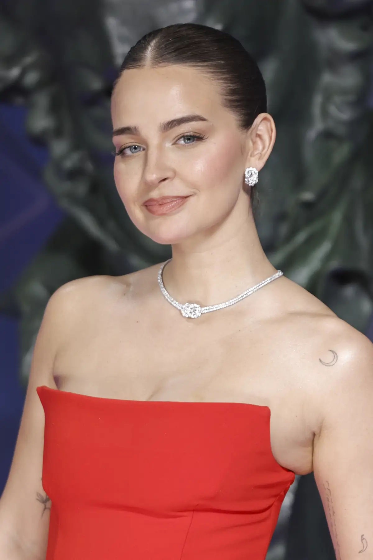 Laura Escanes cejas clean look pestañas pecas belleza