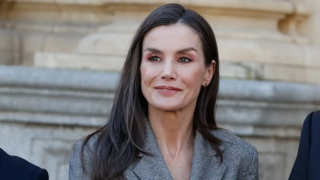 La reina Letizia reinventa el traje gris más clásico de Zara en su visita a la universidad: cierre asimétrico y fondo invisible