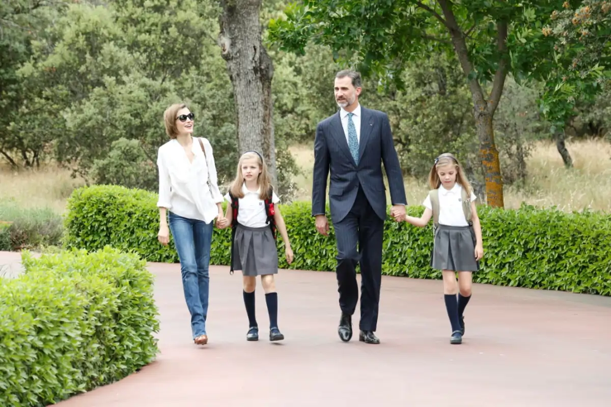 Los Reyes y sus hijas caminan hacia el palacio de la Zarzuela