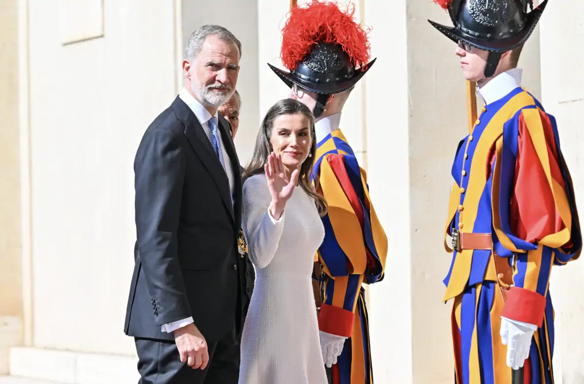 El histórico encuentro de los reyes Felipe y Letizia con el Papa León XIV  en Roma, en 10 imágenes