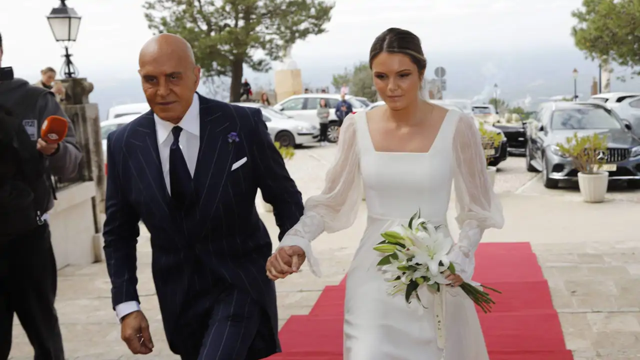 Irene Matamoros, la novia más original en su boda con Pedro Romero: un  vestido elegante, clásico y con mangas XXL