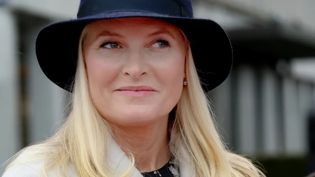 Mette Marit de día vs. Mette Marit de noche: cuando nadie la ve lleva ...