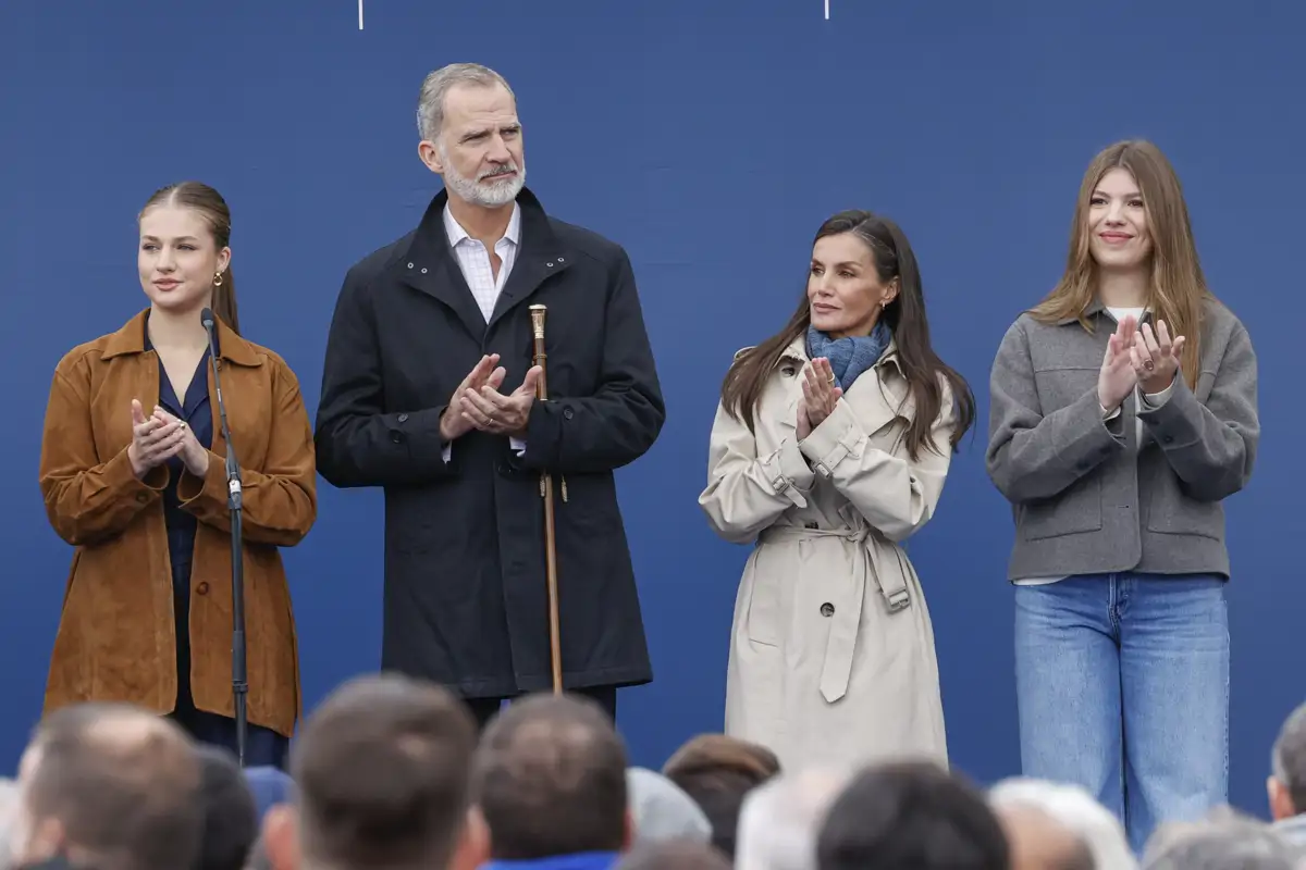 Letizia, Felipe y sus dos hijas celebran la Semana Santa en Carabanchel: “Los  vecinos no daban crédito viendo a los Reyes en la procesión del barrio”