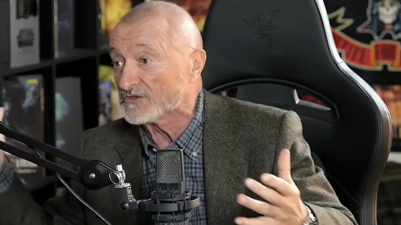 Arturo Pérez-Reverte: "Yo fui educado en comportamientos que hoy en día no funcionan. El sombrero, el decir adiós, buenos días, pase usted primero"