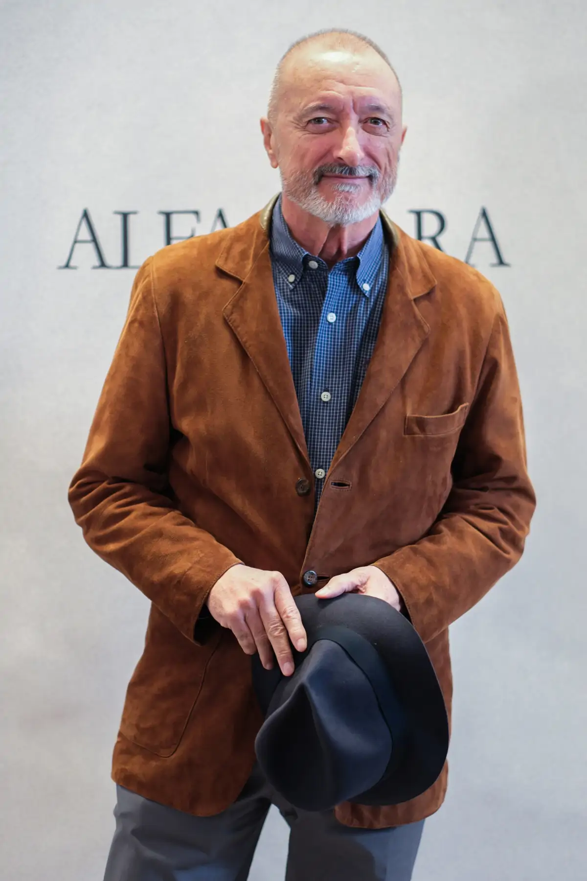 Arturo Pérez-Reverte: "Yo fui educado en comportamientos que hoy en día no funcionan. El sombrero, el decir adiós, buenos días, pase usted primero"