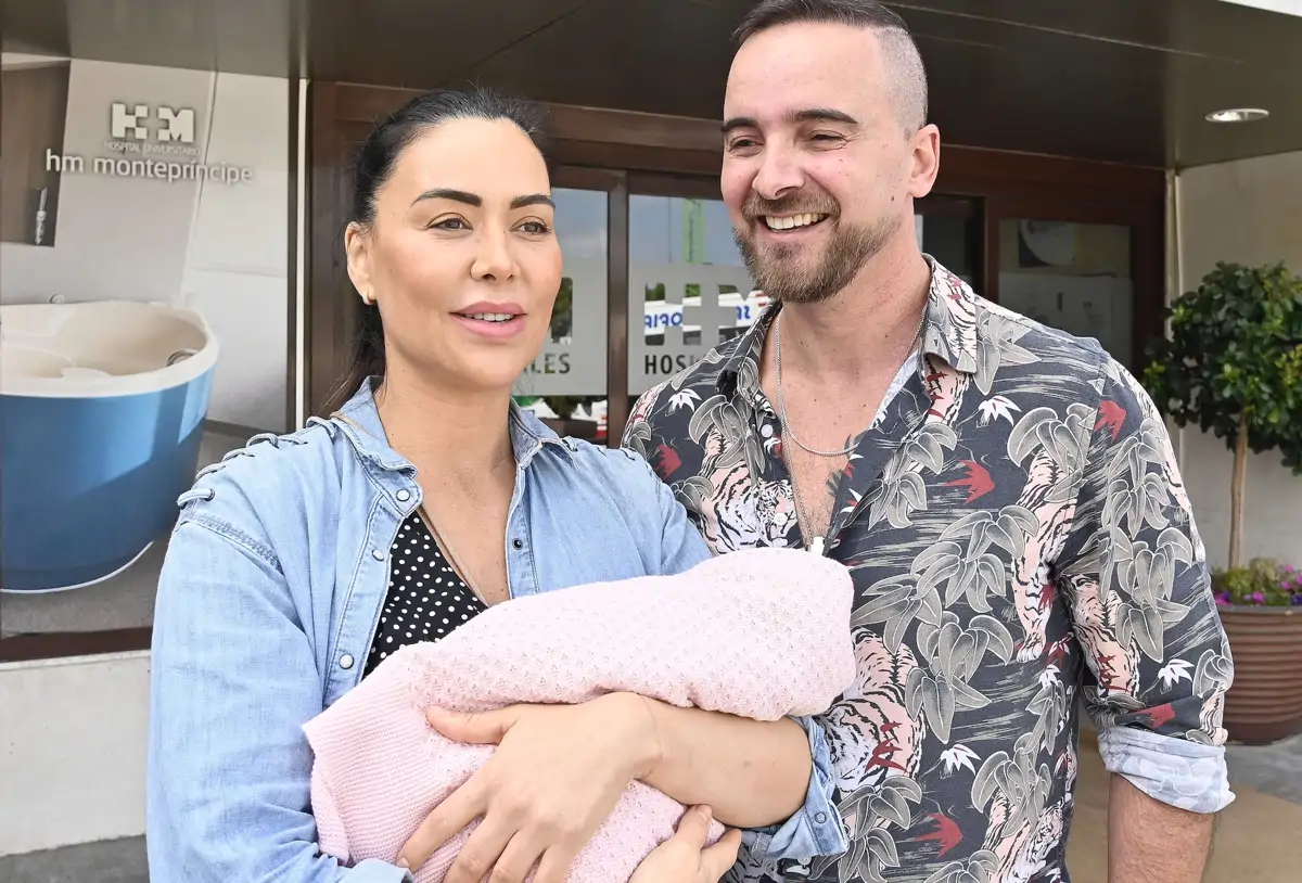 Vania y su marido con su hija