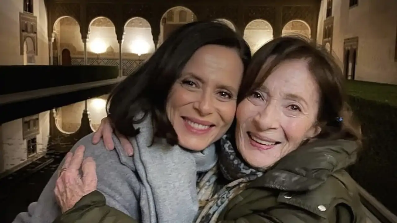 Aitana Sánchez Gijón con su madre