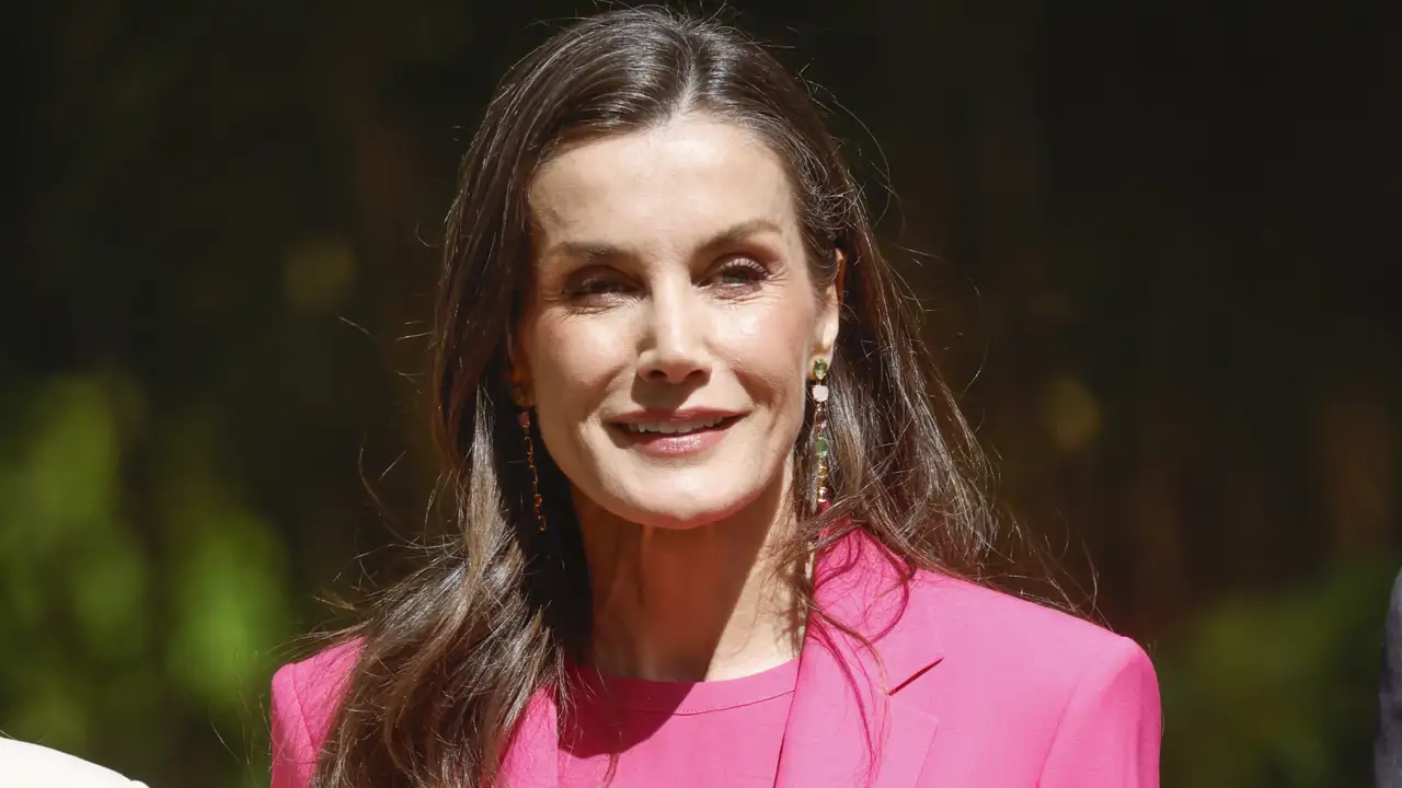 La reina Letizia, la mujer de rosa en su viaje a Granada: el traje vitamina que eleva tu look en primavera