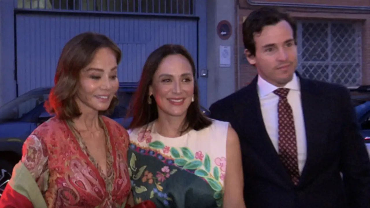 Tamara Falcó e Isabel Preysler se van de boda con Íñigo Onieva: explosión de color y estampados en sus looks de invitadas perfectas más alegres