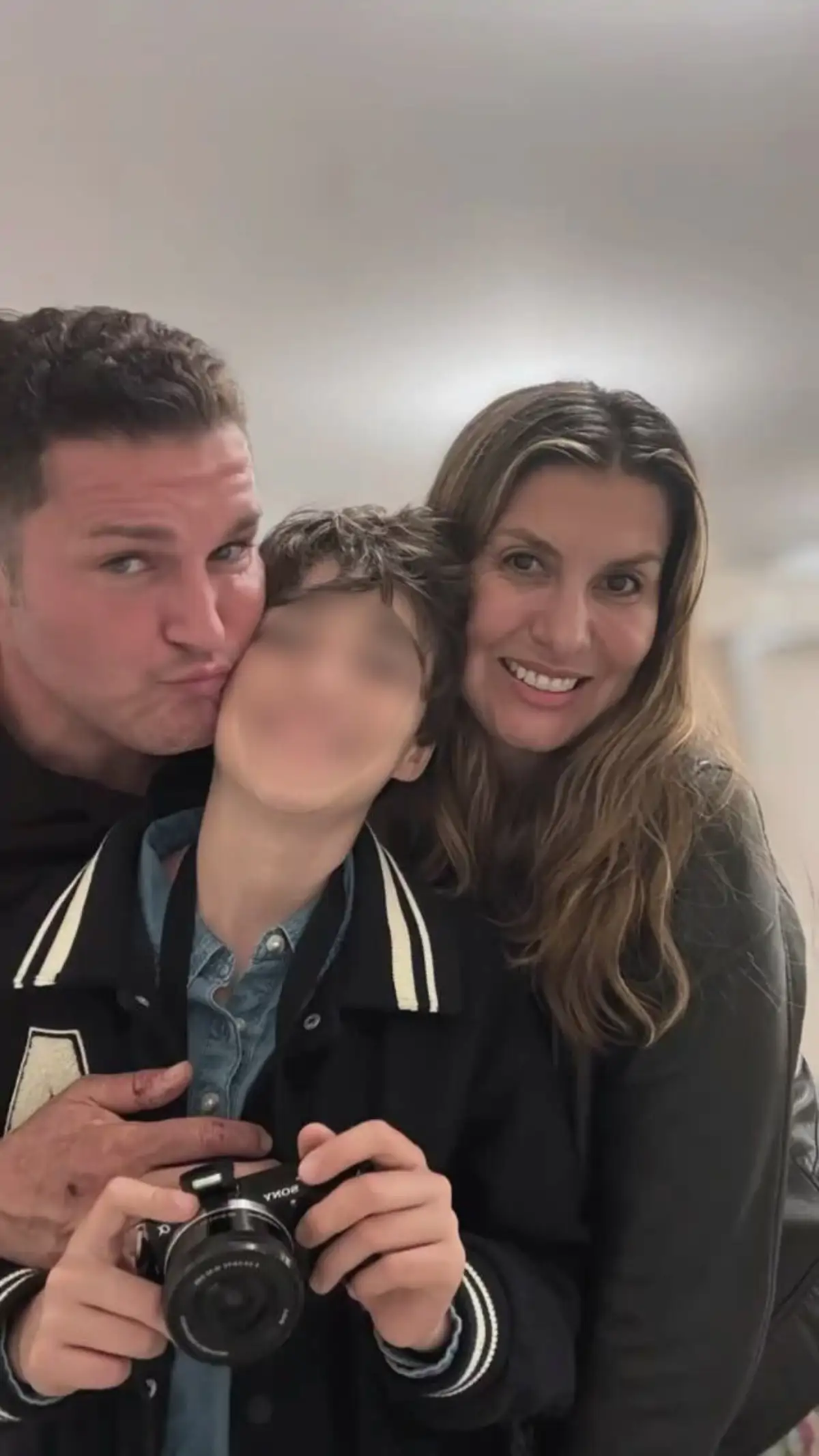 Manu Tenorio posa junto a su familia en una imagen compartida en redes sociales