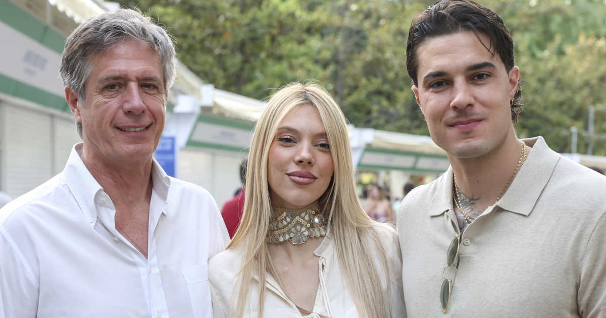 Alejandra Rubio firma en La Feria del Libro, con el apoyo de su chico, Carlo  Costanzia y el padre de este: “Estoy en una nube”