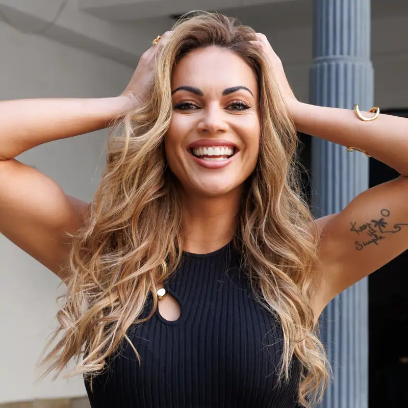 Lara Álvarez pelo maquillaje brazos