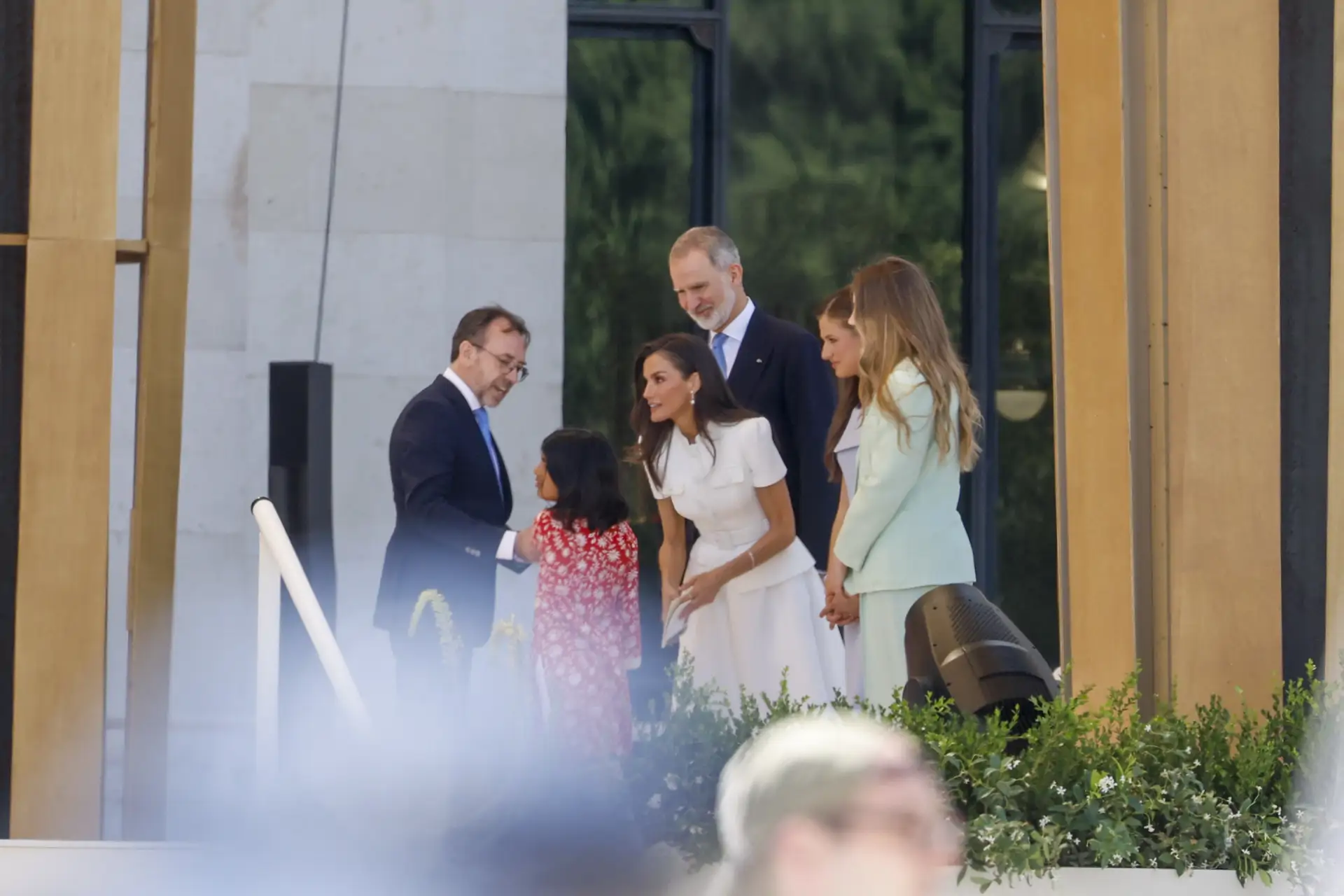 Felipe y Letizia organizan una reunión improvisada con las familias durante  la misa del Papa León XIV en Cibeles