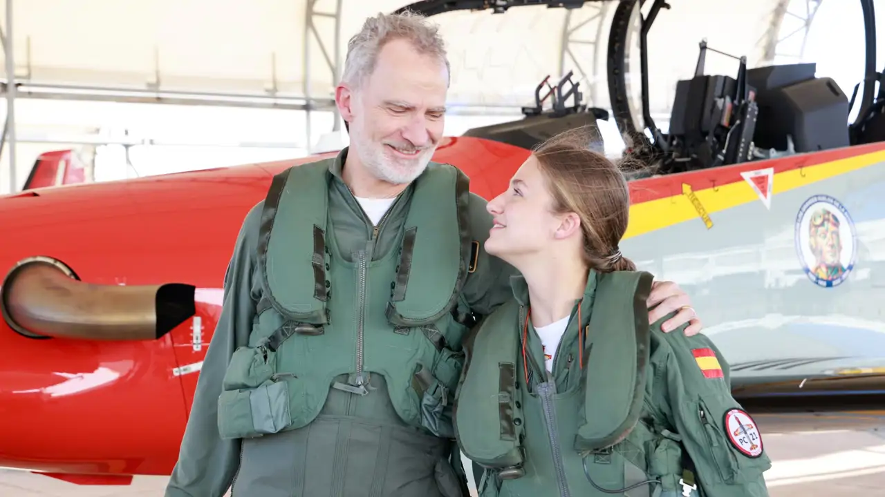 El rey Felipe y la princesa Leonor cumplen el sueño de volar juntos: las imágenes inéditas de su visita sorpresa en San Javier