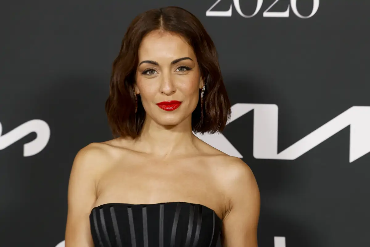 Hiba Abouk belleza corte bob labios rojos delineado piel