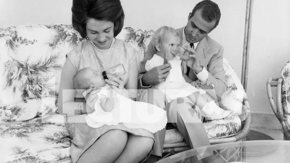 La infanta Elena, en 1965: “Mamá, ¿por qué has comprado una hermana pequeña  tan pequeñita?”