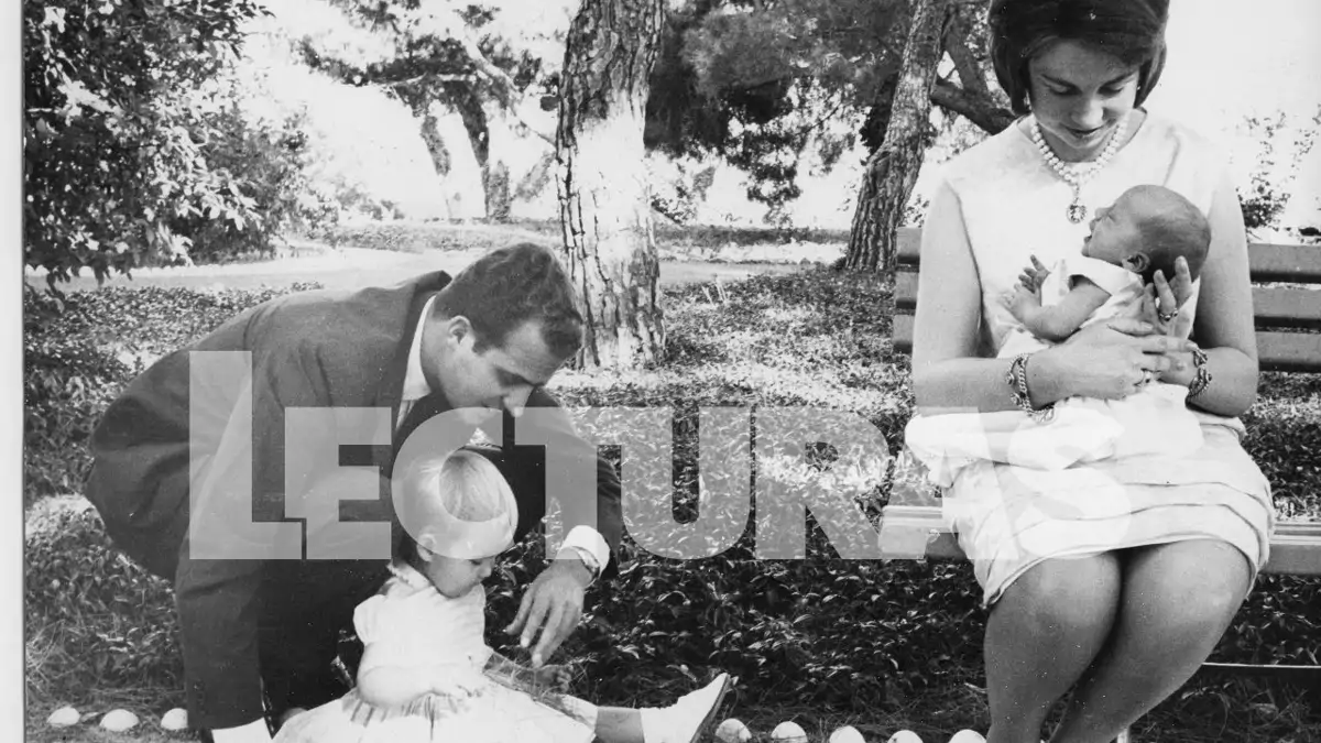 La infanta Elena, en 1965: “Mamá, ¿por qué has comprado una hermana pequeña  tan pequeñita?”