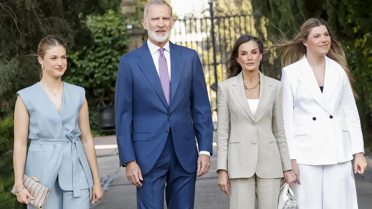 La infanta Sofía y la princesa Leonor se complementan en Zaragoza: dos formas muy diferentes de brillar con  traje