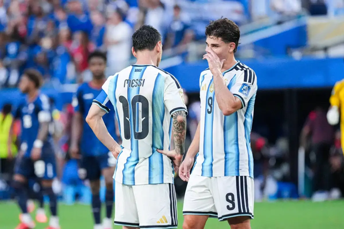 Julián Álvarez y Leo Messi