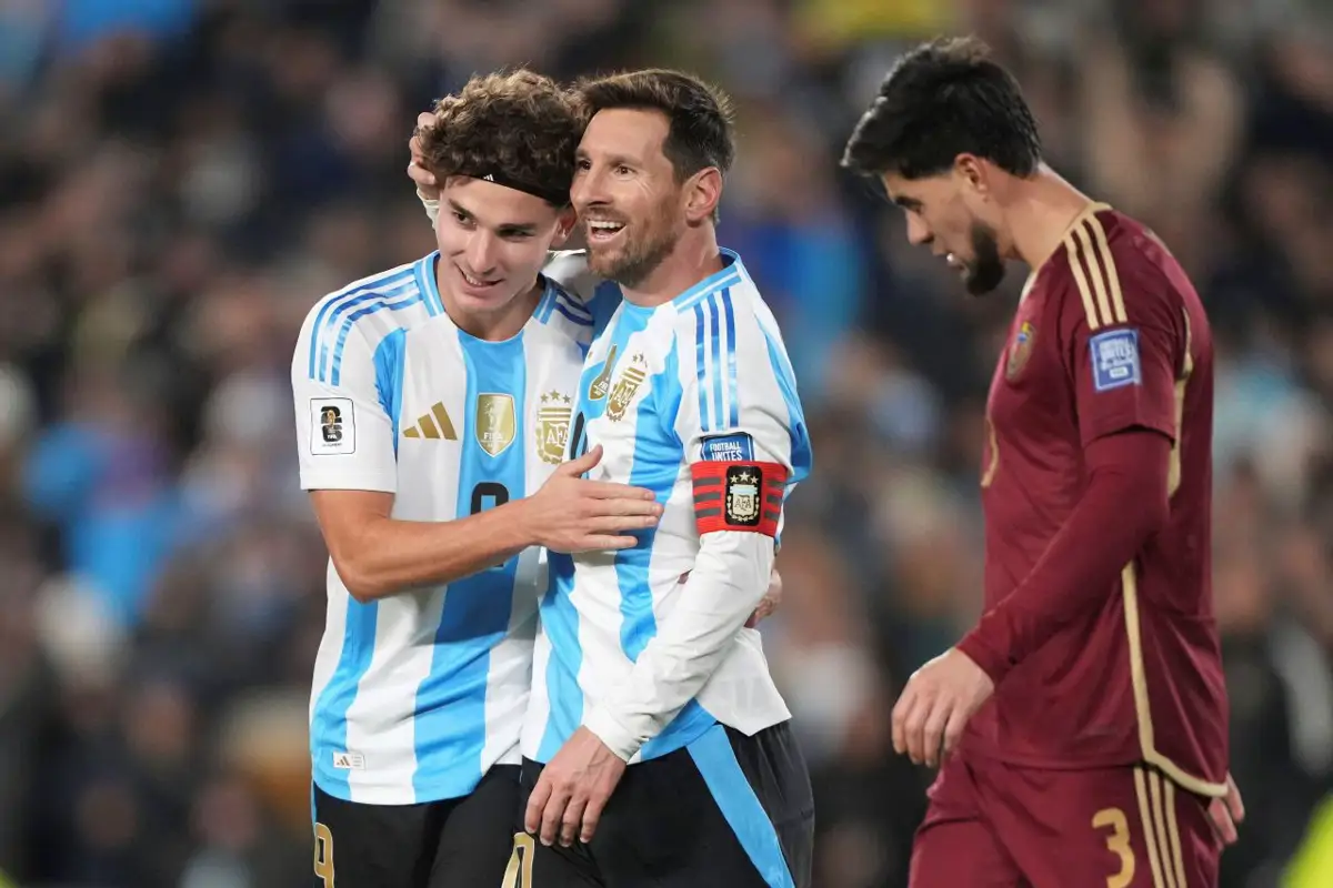 Julián Álvarez y Leo Messi