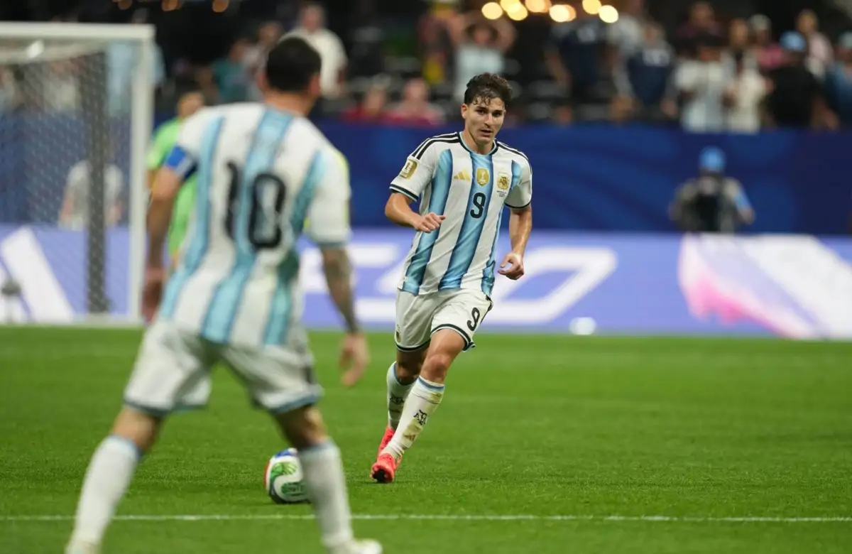Julián Álvarez y Leo Messi