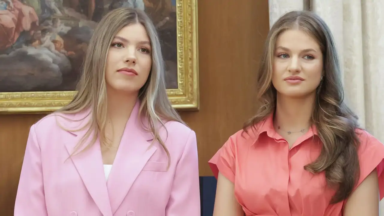 Leonor y Sofía, perfectamente coordinadas en rosa, aparecen por sorpresa antes de poner rumbo a la final del Mundial con dos estilos muy diferentes