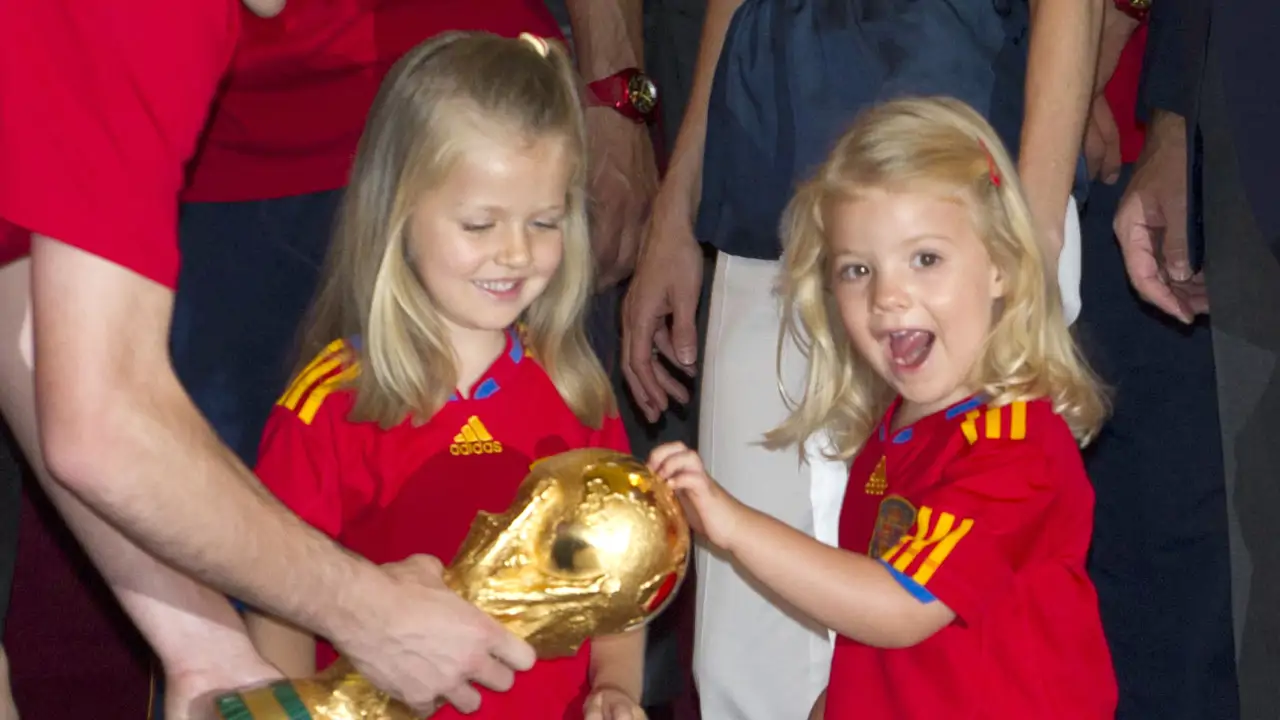 El día que la princesa Leonor levantó la Copa del Mundo ante los ojos divertidos de Iker Casillas y la reina Letizia: la secuencia completa