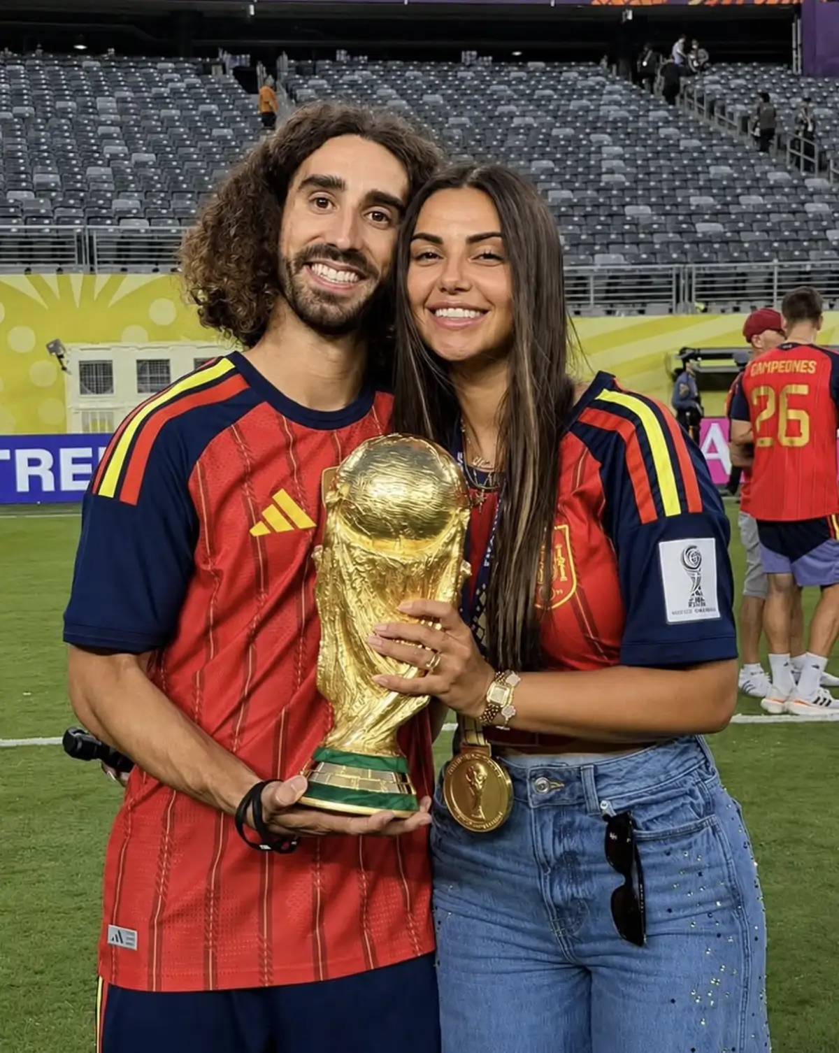 Cucurella y Claudia 