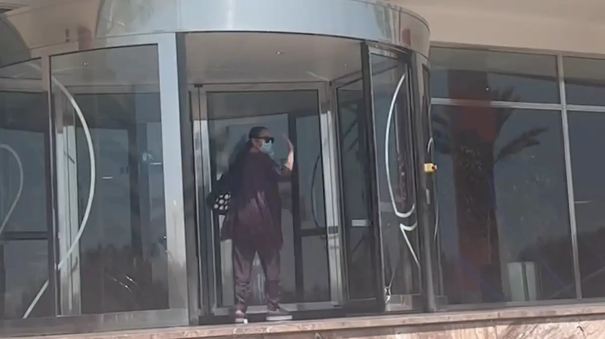 Isabel Pantoja llega al hospital para dar apoyo a Kiko Rivera.