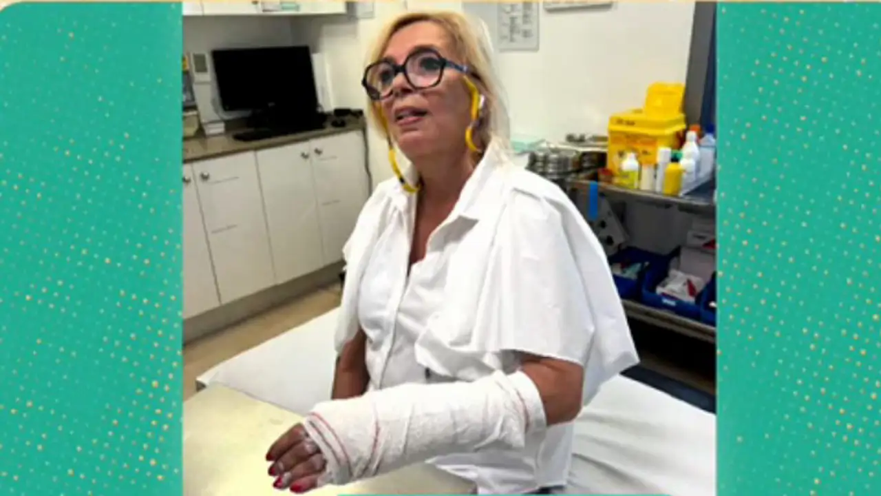 Carmen Borrego sufre un preocupante accidente: "Tengo que estar 5 semanas  con la escayola. Tengo los dedos muy hinchados y morados"