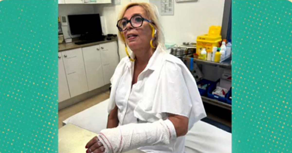 Carmen Borrego sufre un preocupante accidente: "Tengo que estar 5 semanas con la escayola. Tengo los dedos muy hinchados y morados"