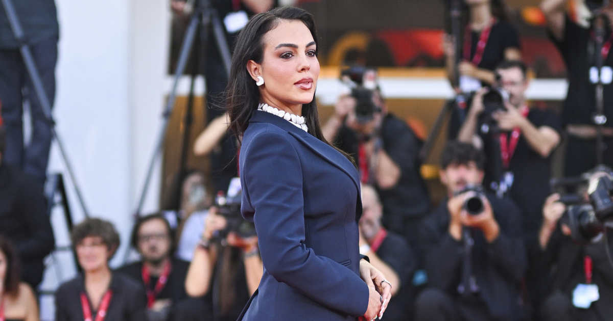 Georgina Rodr guez Sorprende Con Su Look En La Alfombra Roja Del georgina-rodr-guez-sorprende-con-su-look-en-la-alfombra-roja-del