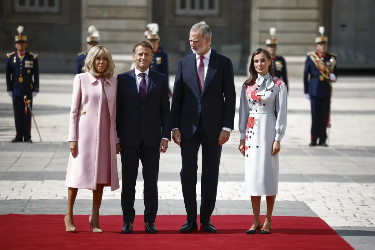 Felipe y Letizia con Macron