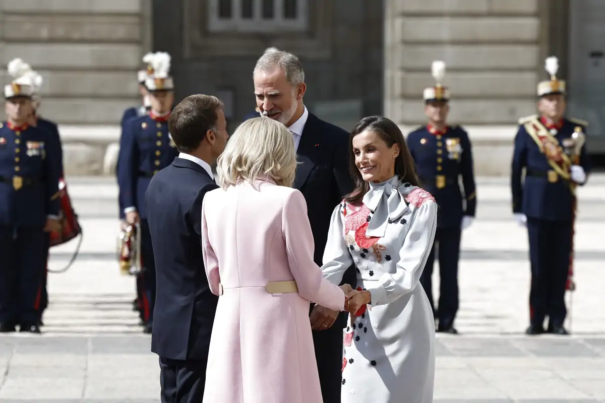 Felipe y Letizia con Macron