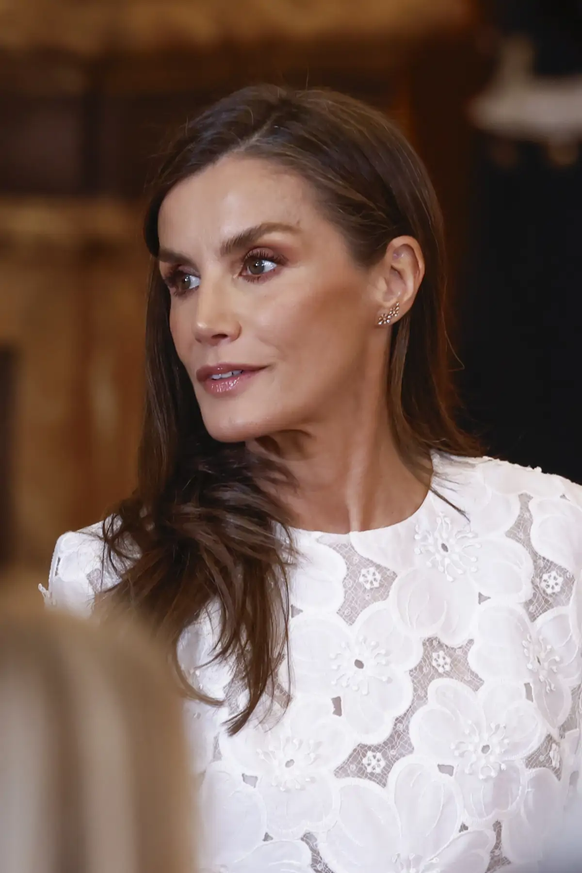 Diseño de cejas rejuvenecer reina letizia ortiz con pelo largo maquillaje piel madura